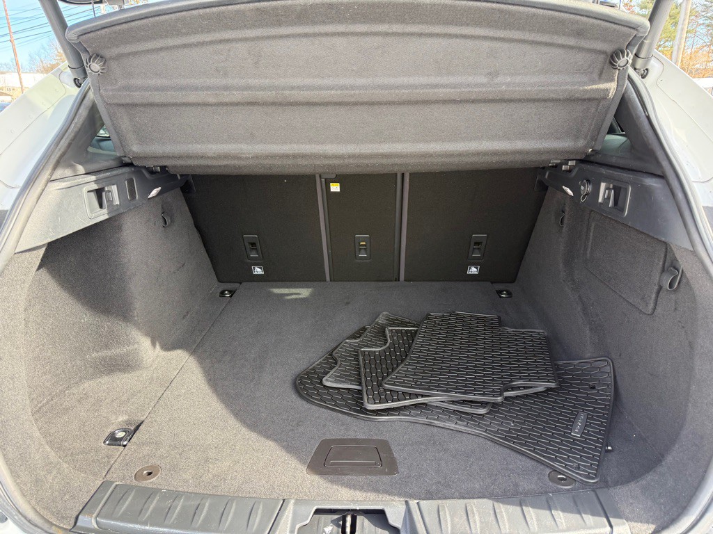 2017 Jaguar F-PACE Image 11