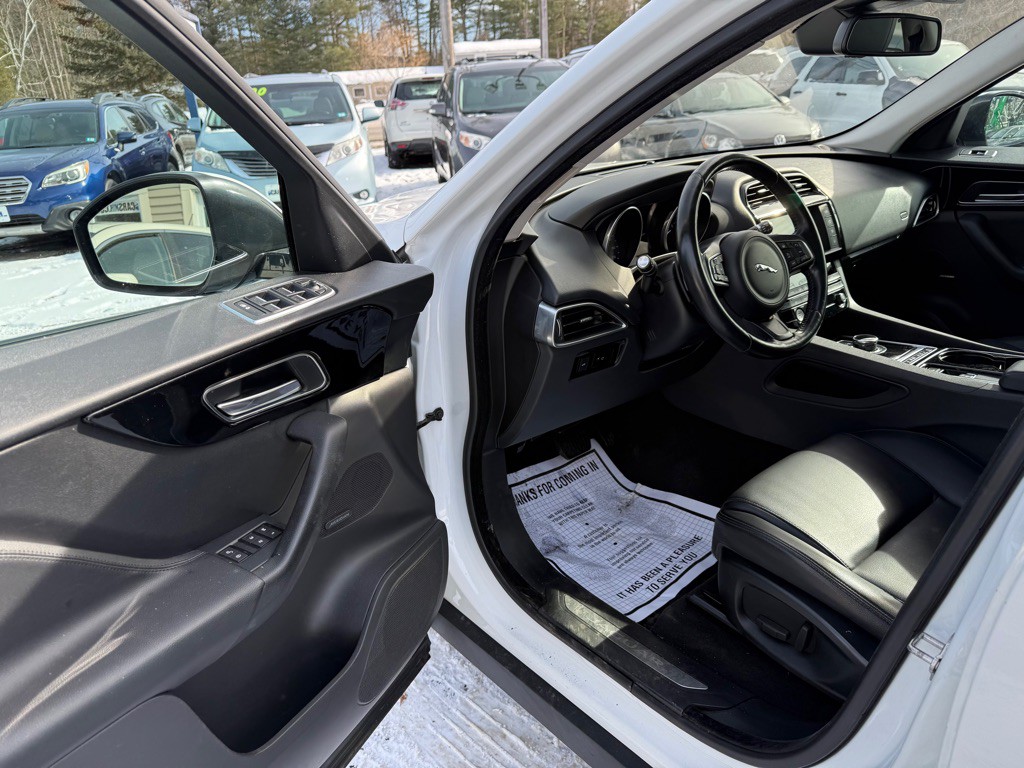 2017 Jaguar F-PACE Image 14