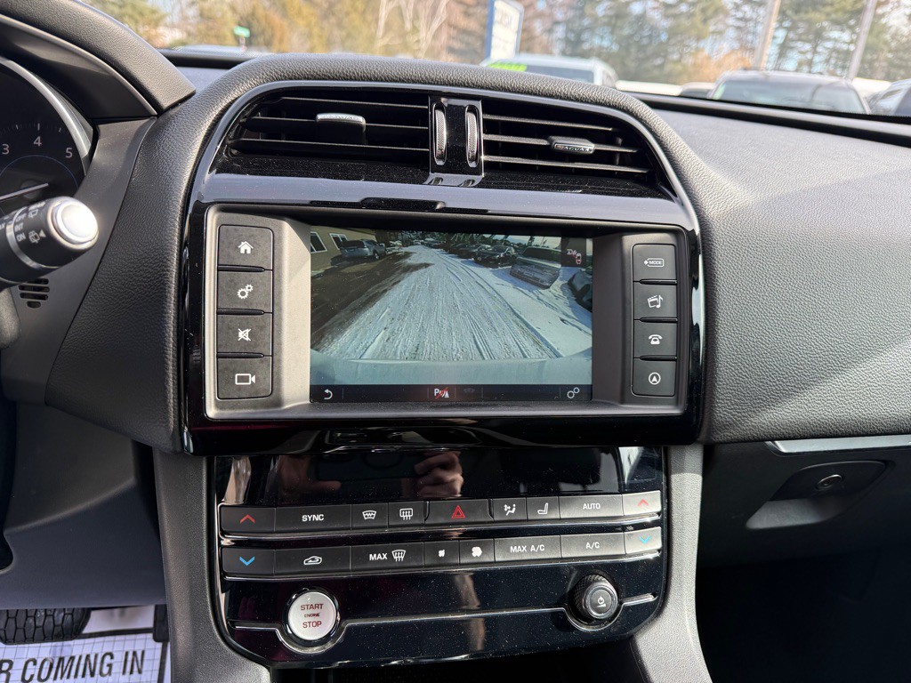 2017 Jaguar F-PACE Image 16