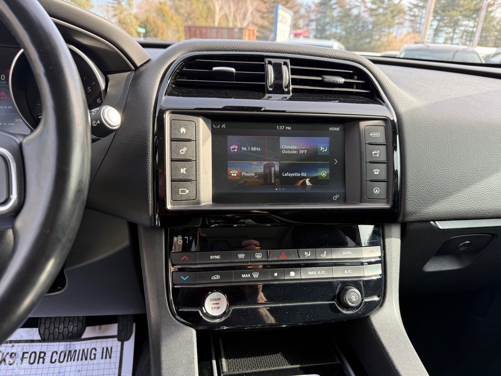 2017 Jaguar F-PACE Image 17