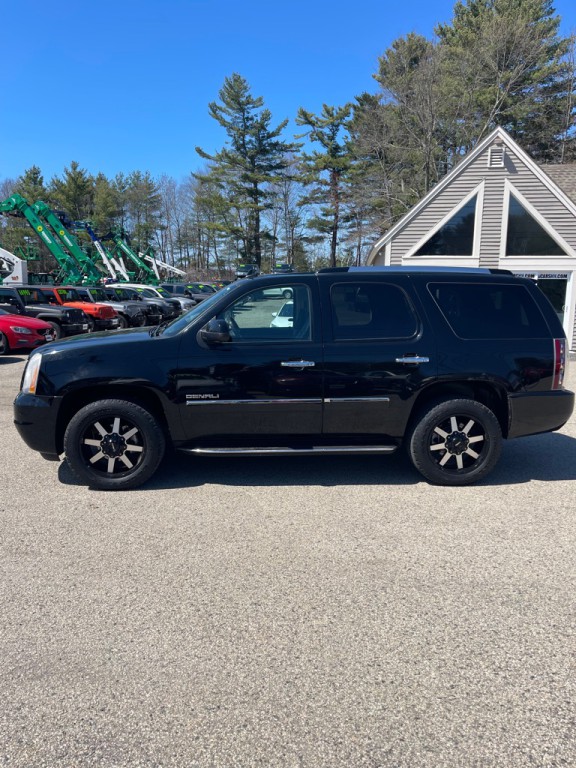 2011 GMC Yukon Image 2
