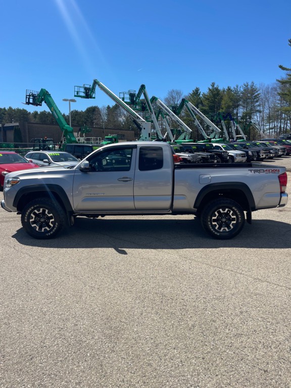 2016 Toyota Tacoma Image 2