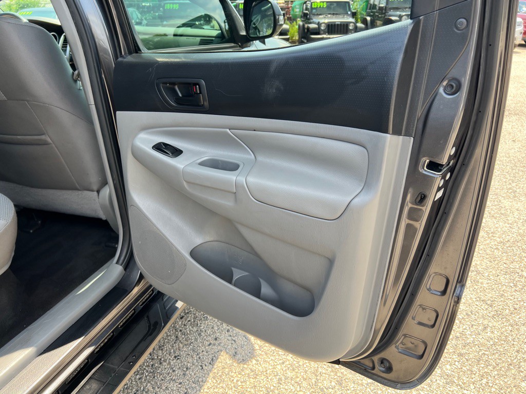 2015 Toyota Tacoma Image 15