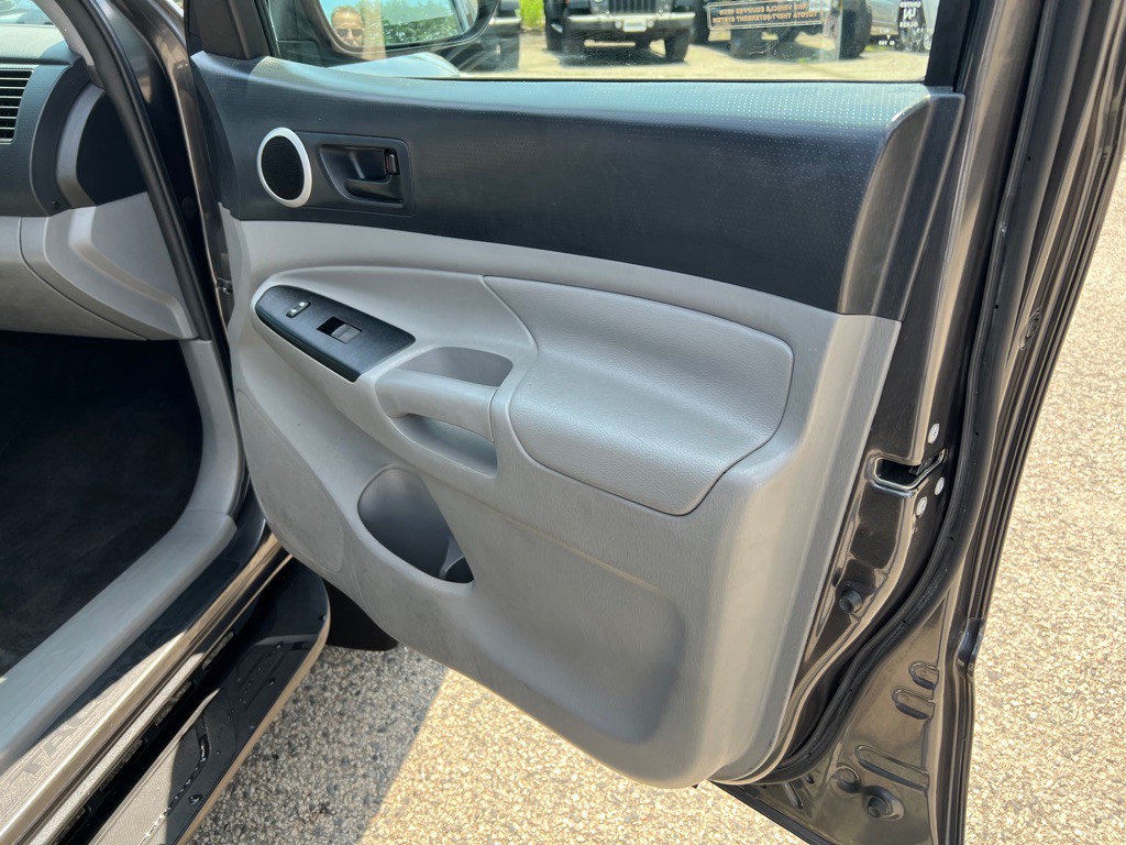 2015 Toyota Tacoma Image 16