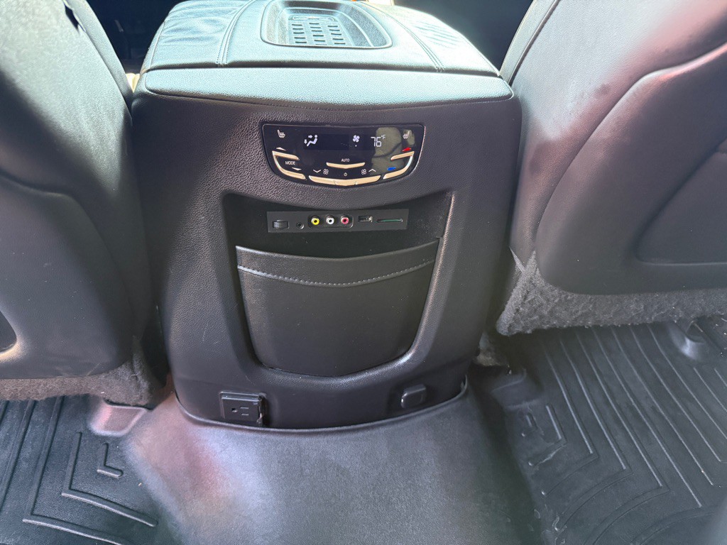 2015 Cadillac Escalade Image 17
