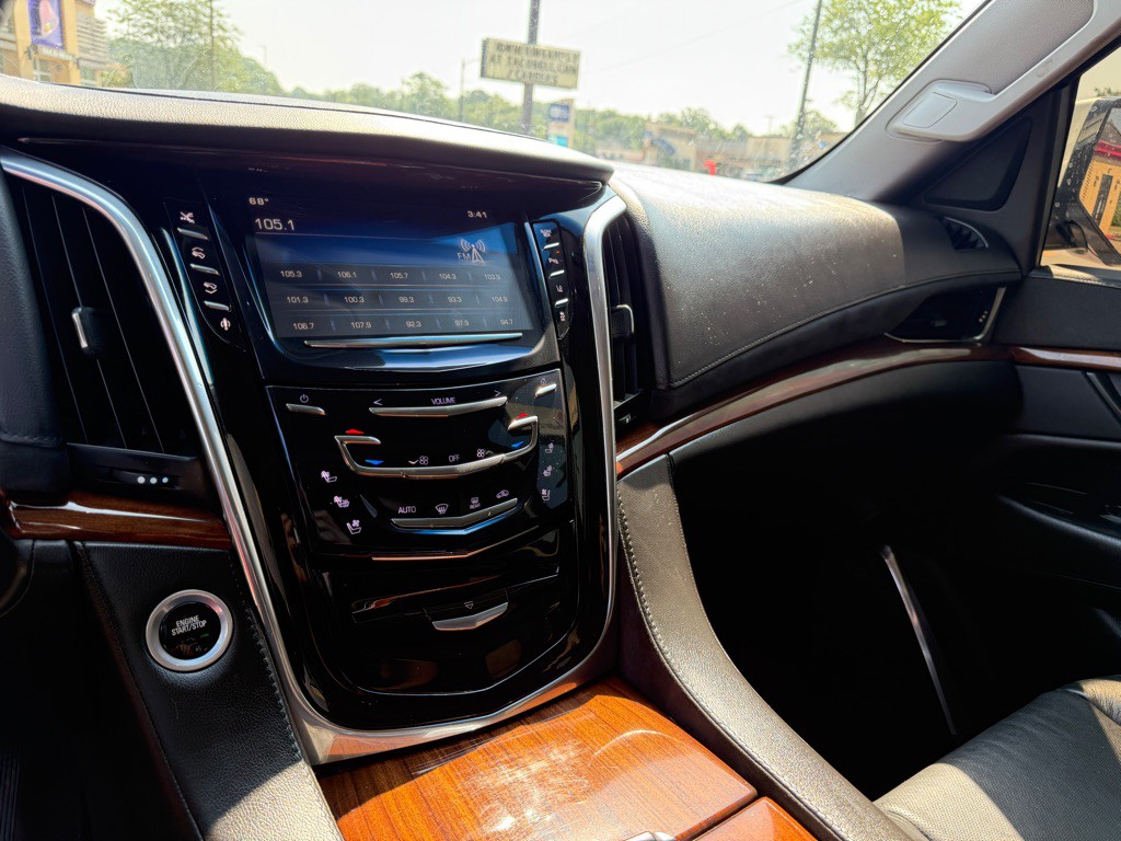 2015 Cadillac Escalade Image 22