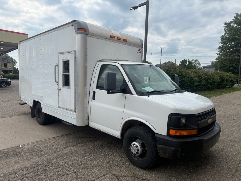 2009 Chevrolet Express Image 2
