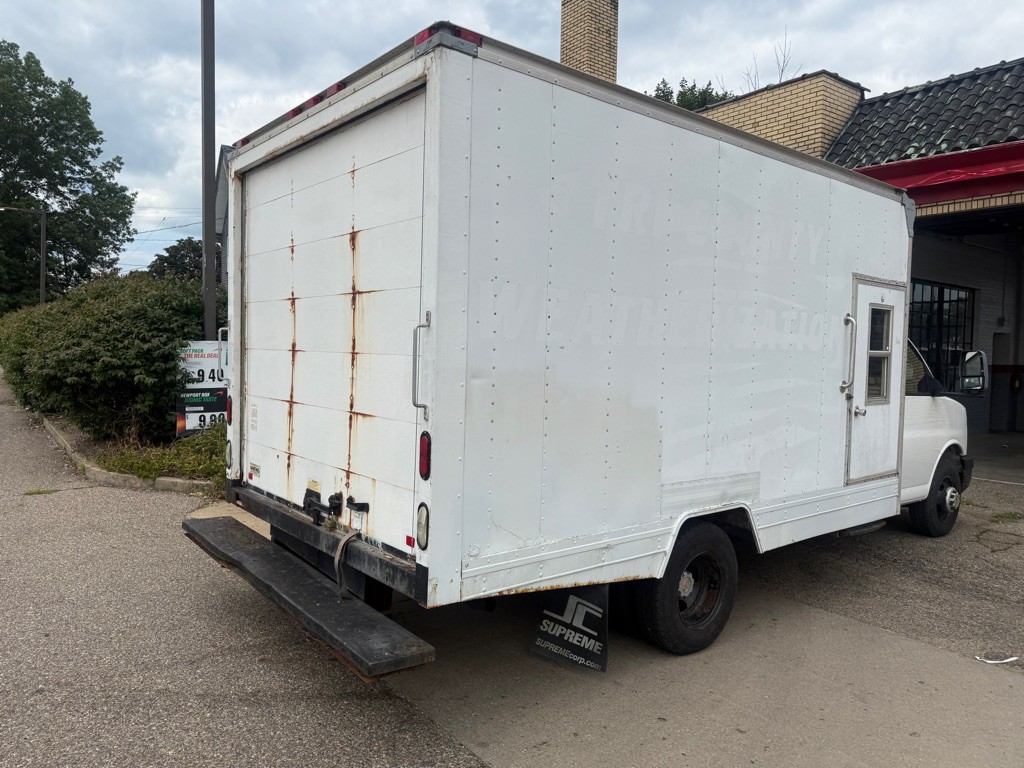 2009 Chevrolet Express Image 4