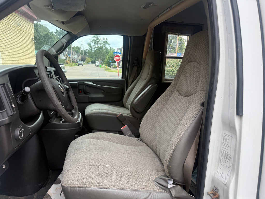 2009 Chevrolet Express Image 7