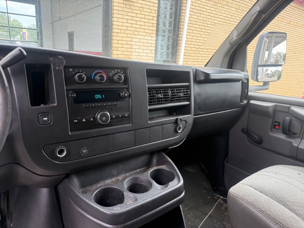 2009 Chevrolet Express Image 8