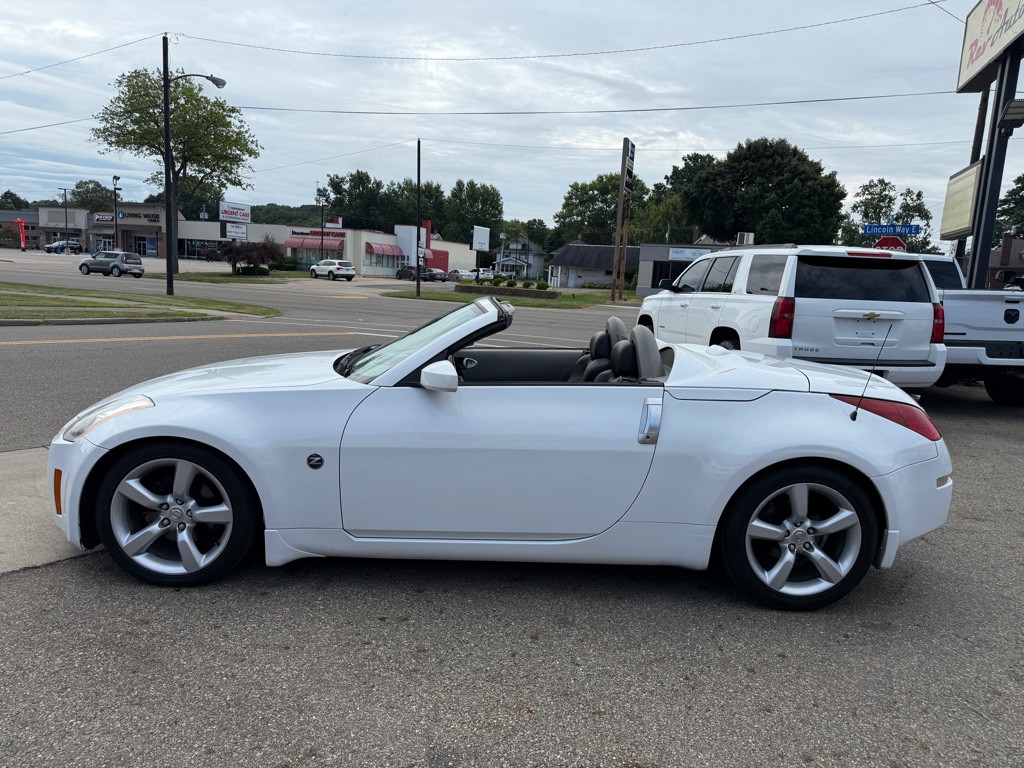2004 Nissan 350Z Image 2