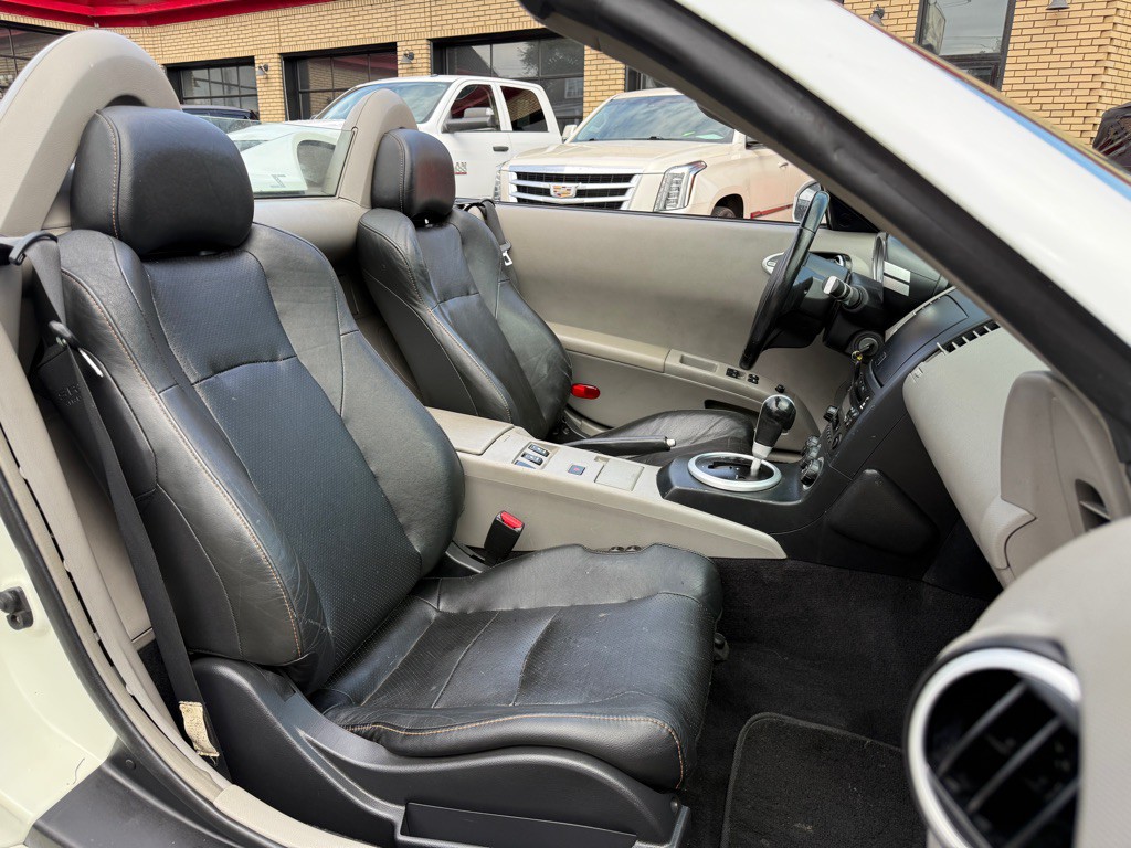 2004 Nissan 350Z Image 8