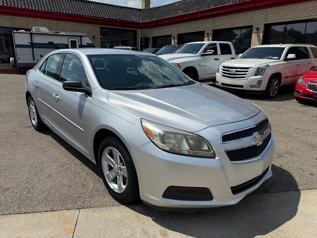 2013 Chevrolet Malibu Image 2