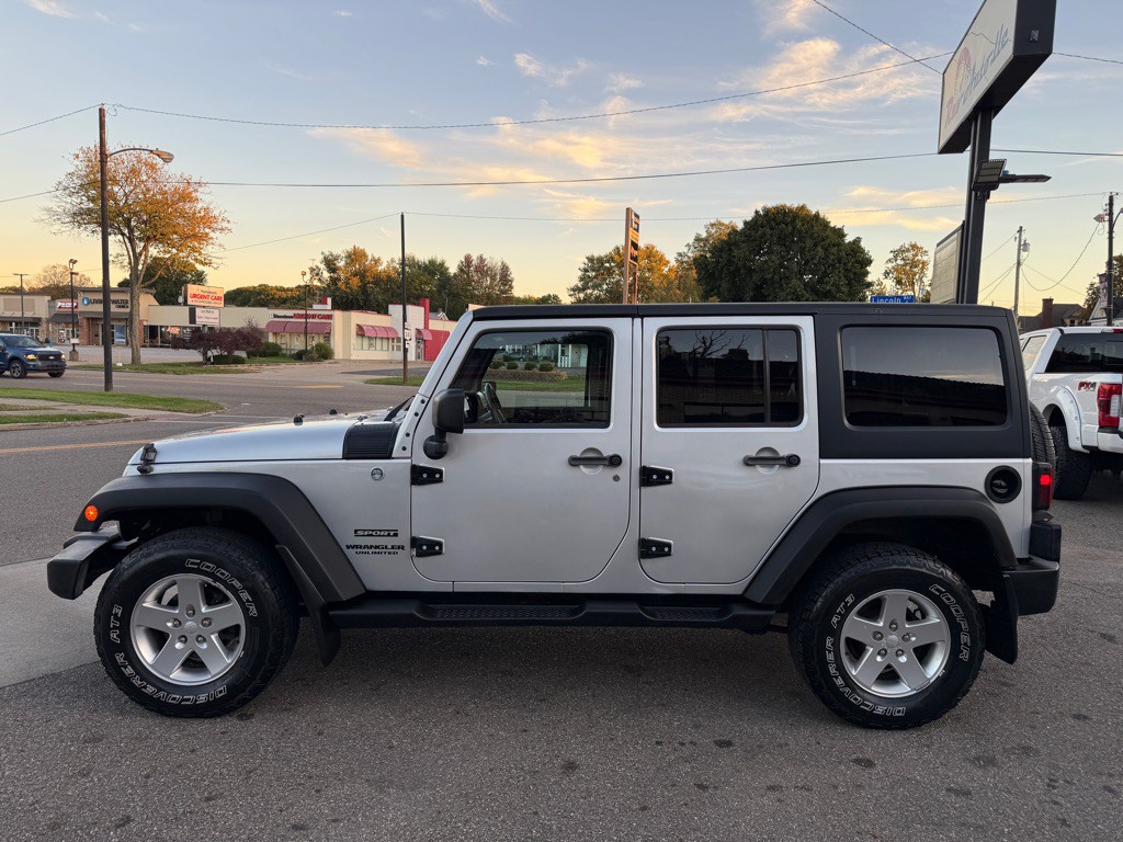 2012 Jeep Wrangler Unlimited Image 2