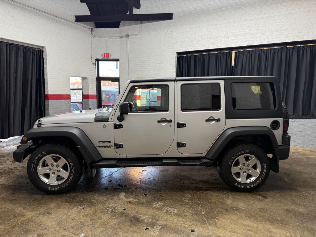 2012 Jeep Wrangler Unlimited Image 2