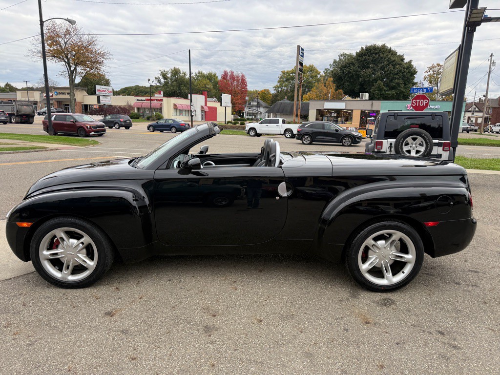 2003 Chevrolet SSR Image 2