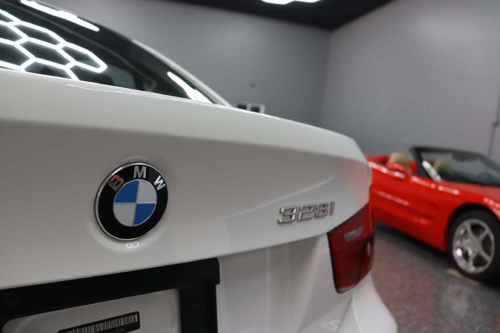 2011 BMW 3 Series Image 4