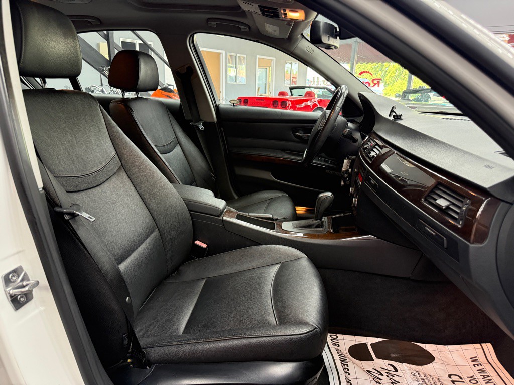 2011 BMW 3 Series Image 9