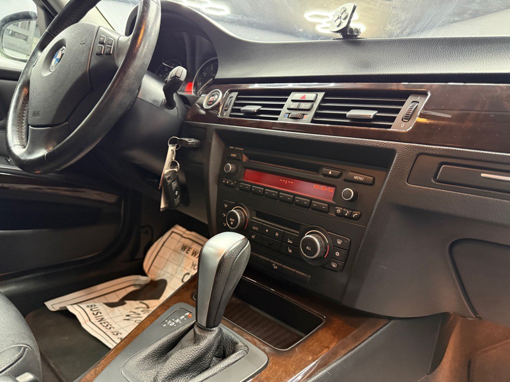2011 BMW 3 Series Image 10