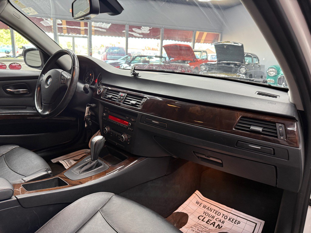2011 BMW 3 Series Image 11