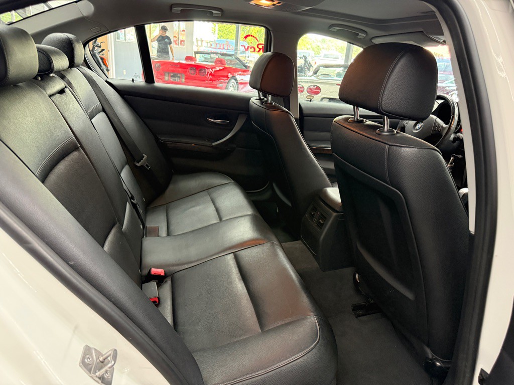 2011 BMW 3 Series Image 12
