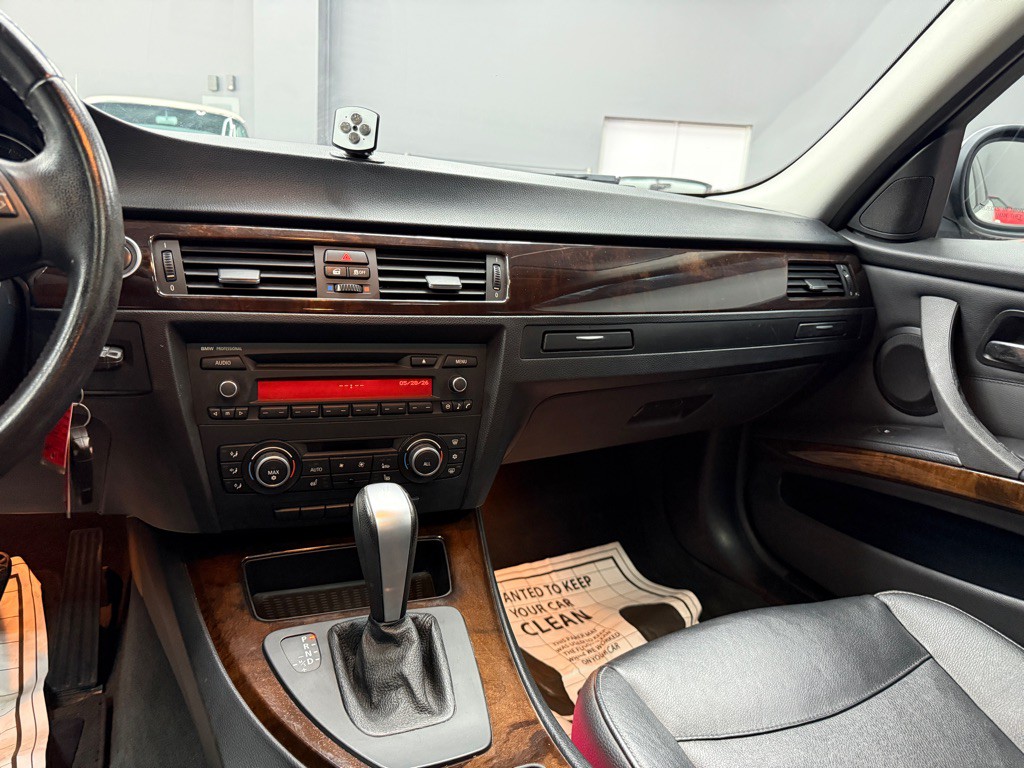 2011 BMW 3 Series Image 14