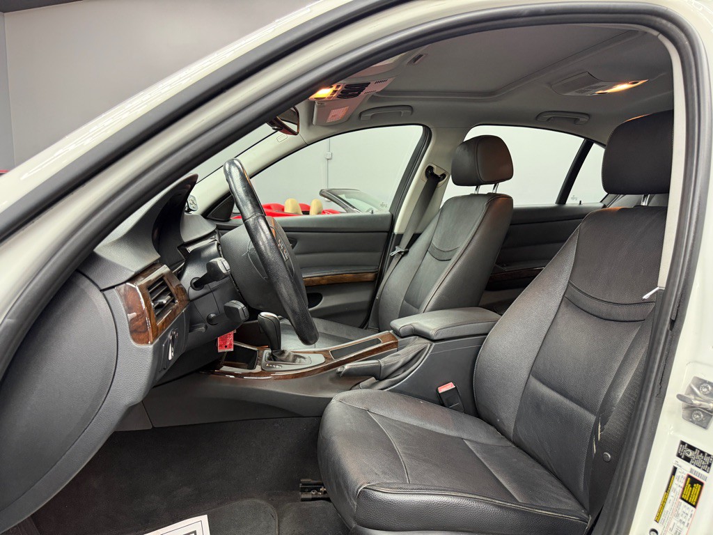 2011 BMW 3 Series Image 15