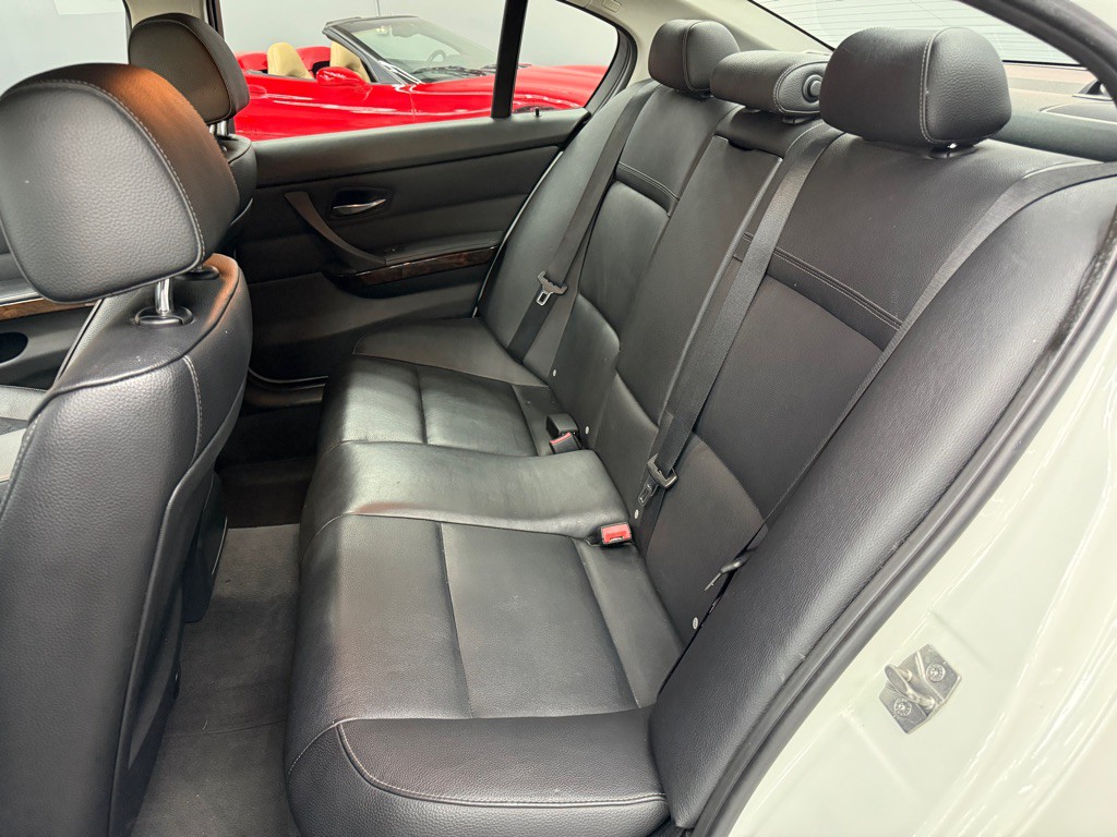 2011 BMW 3 Series Image 16