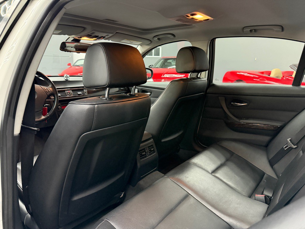 2011 BMW 3 Series Image 17