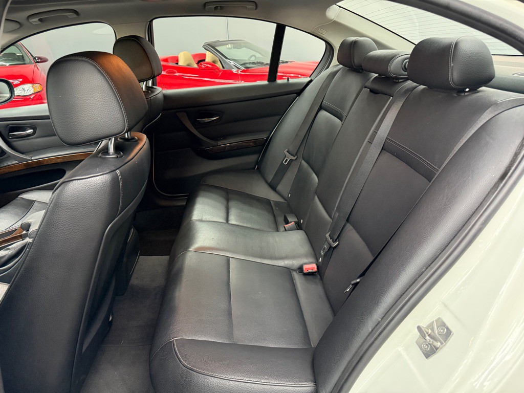 2011 BMW 3 Series Image 19