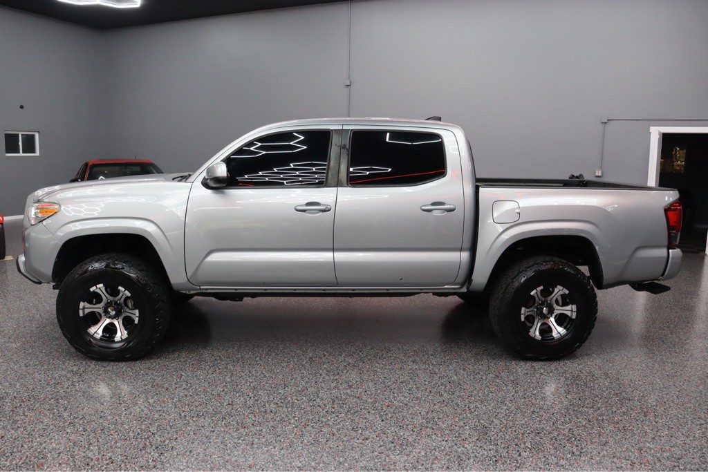 2019 Toyota Tacoma Image 2