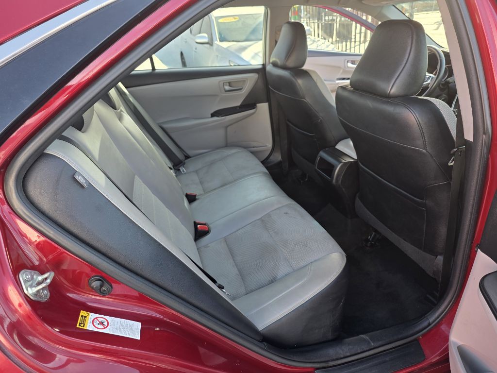 2016 Toyota Camry Image 17