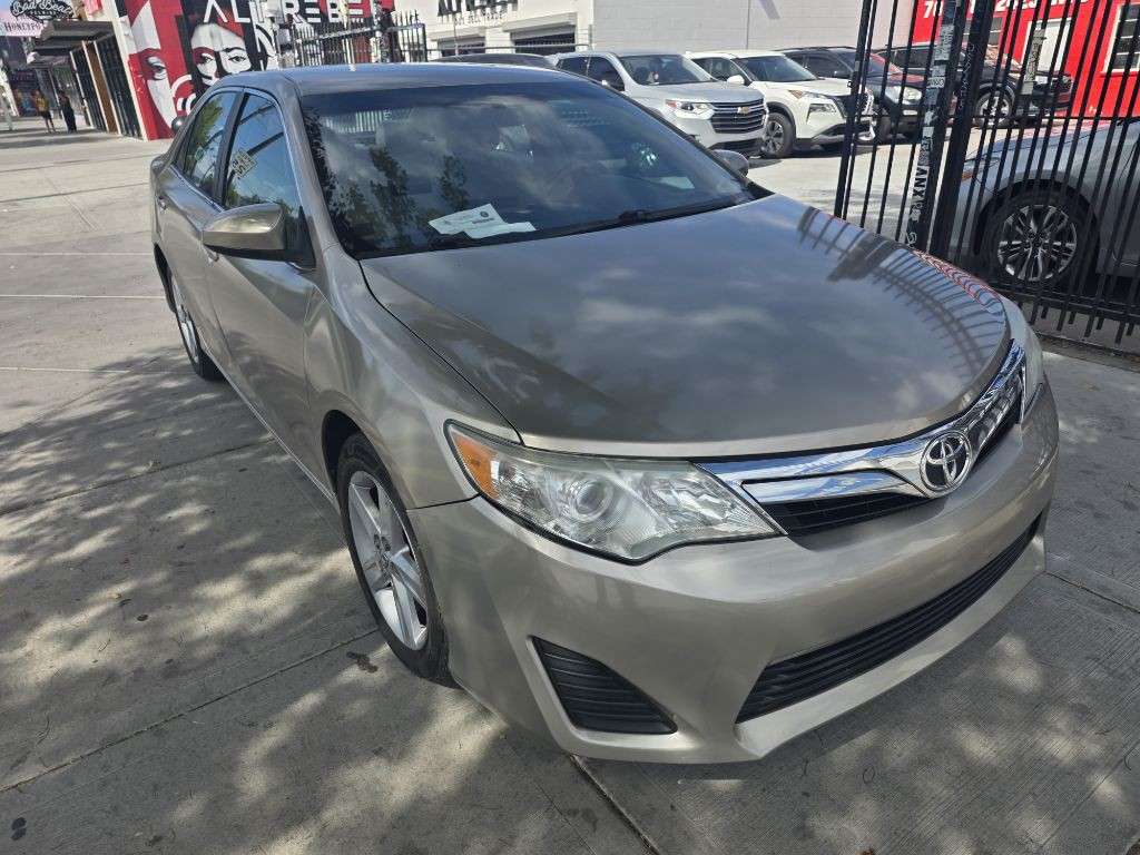 2013 Toyota Camry Image 2