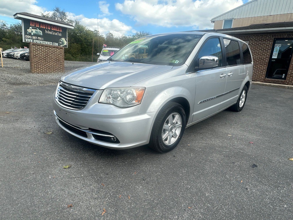 2012 Chrysler Town & Country Image 1