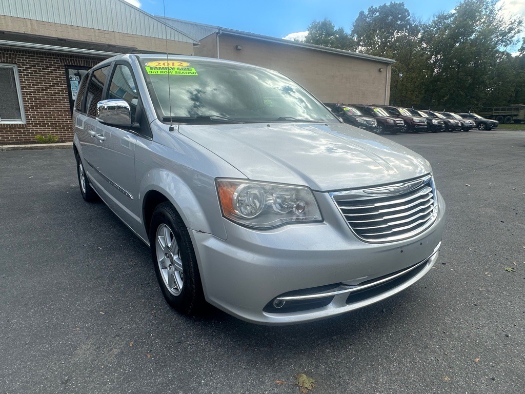2012 Chrysler Town & Country Image 3