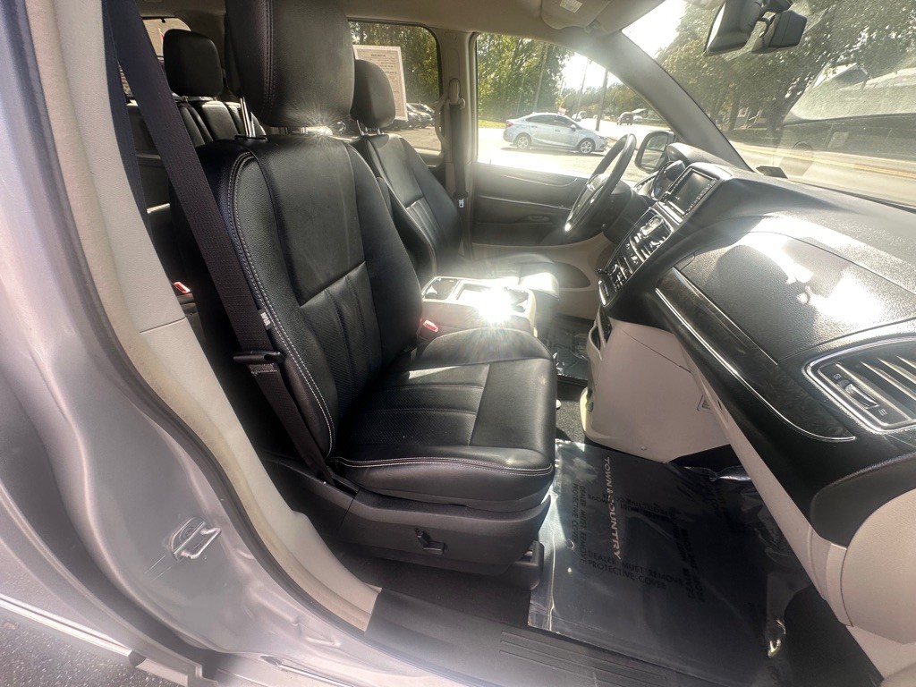 2012 Chrysler Town & Country Image 6