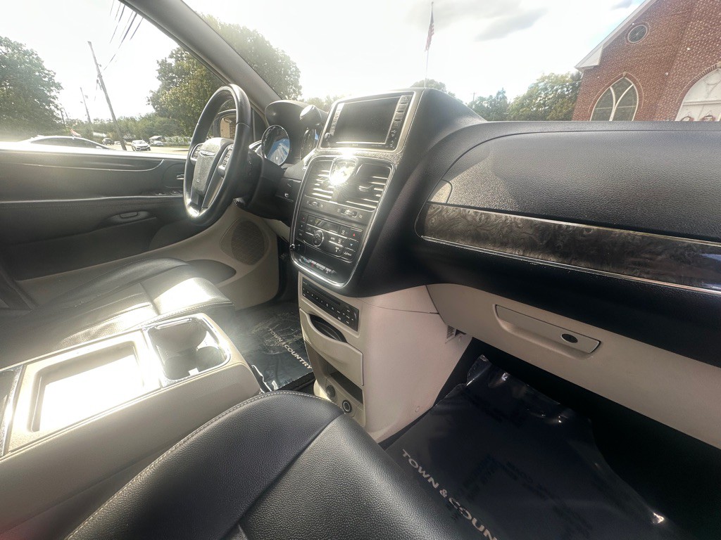 2012 Chrysler Town & Country Image 7