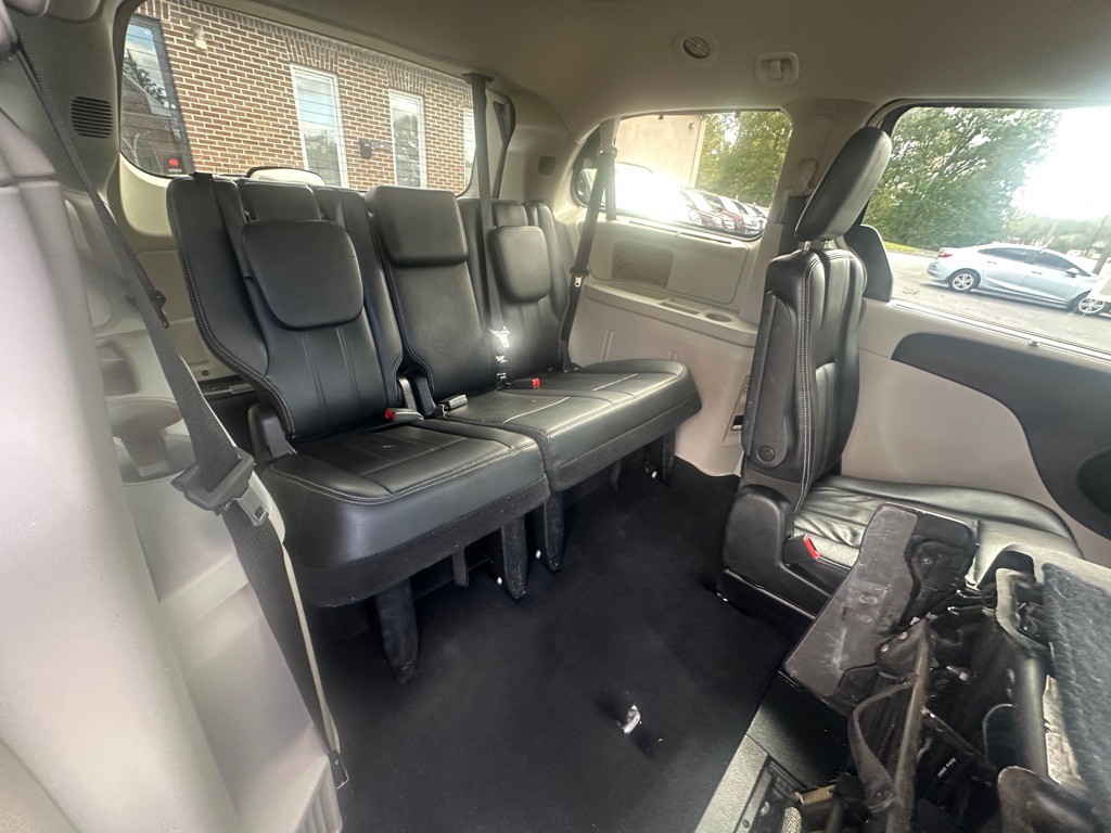 2012 Chrysler Town & Country Image 9