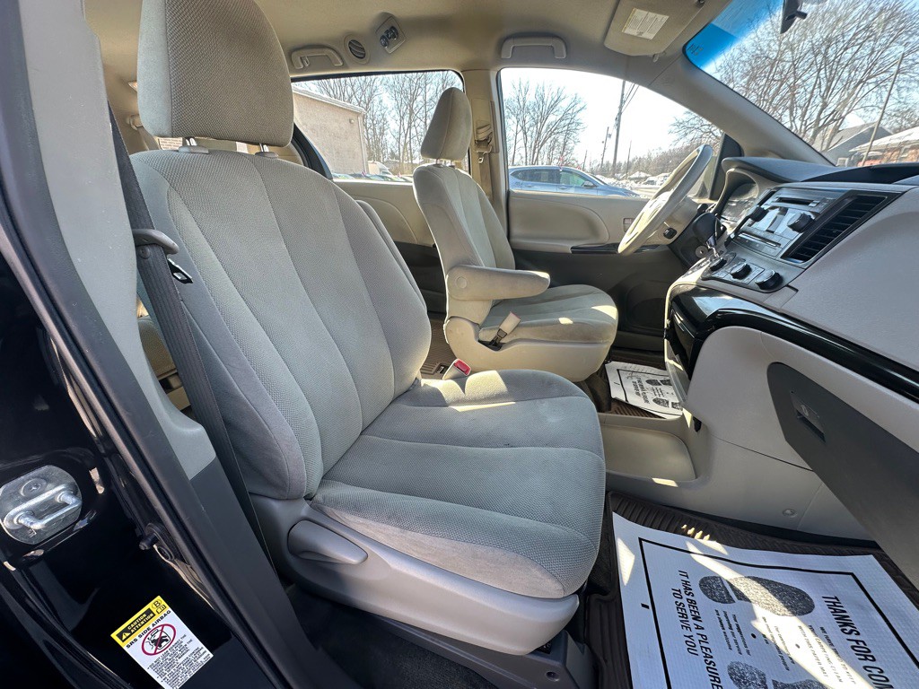 2013 Toyota Sienna Image 6