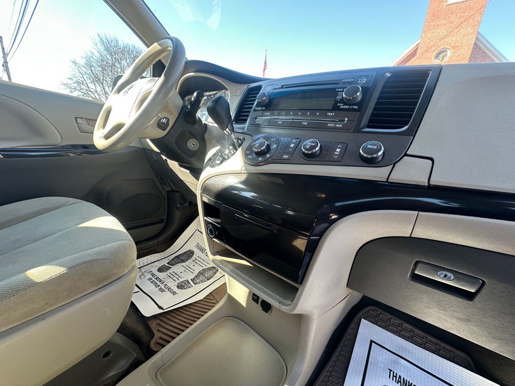 2013 Toyota Sienna Image 7