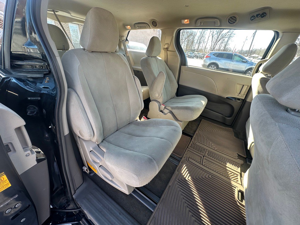 2013 Toyota Sienna Image 8