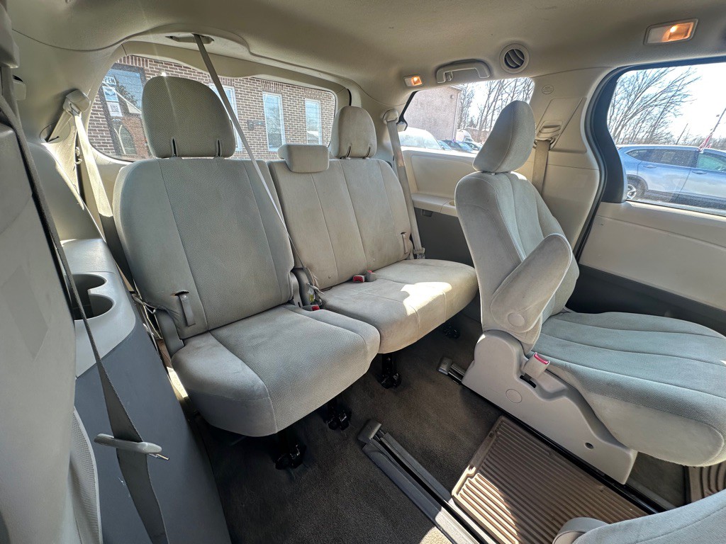 2013 Toyota Sienna Image 9