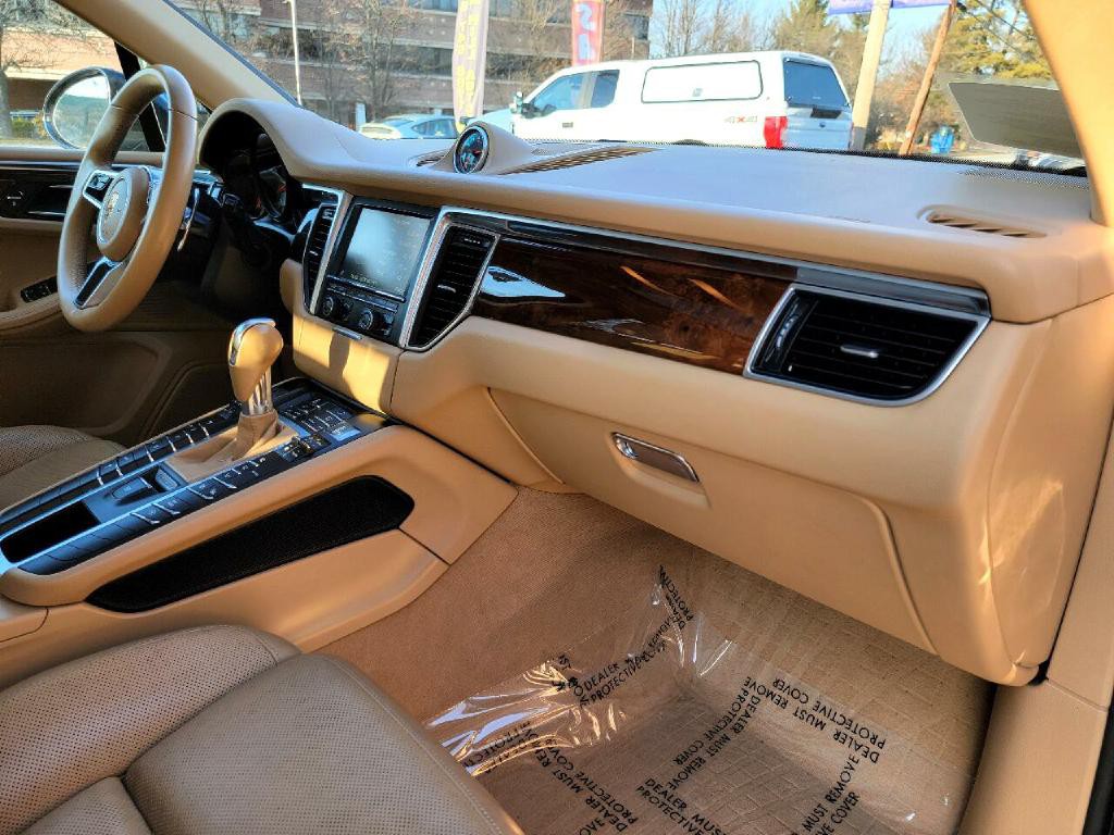 2016 Porsche Macan Image 28