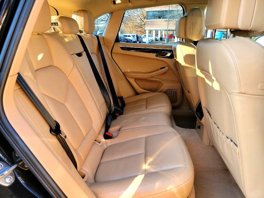2016 Porsche Macan Image 30