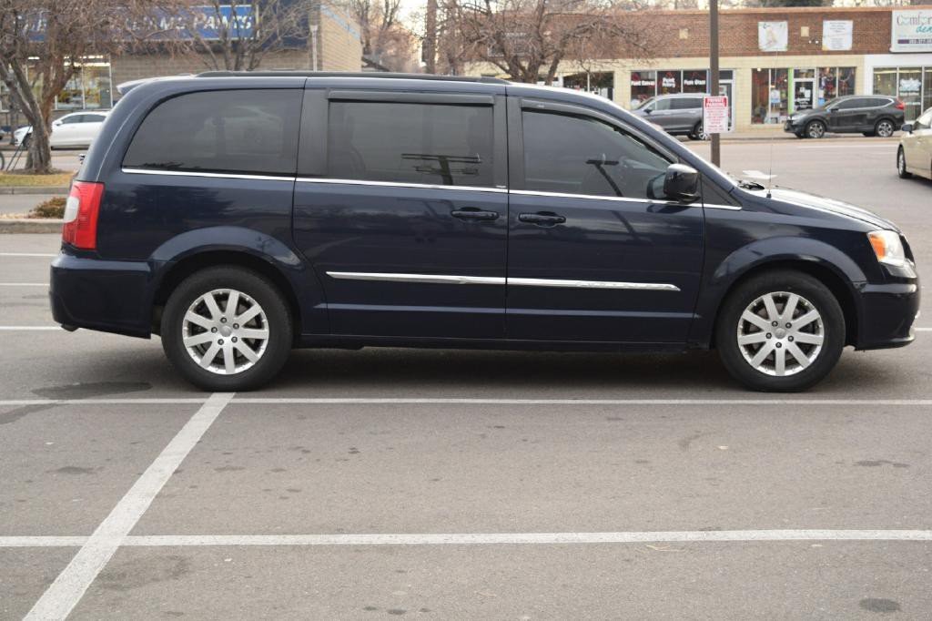 2013 Chrysler Town & Country Image 2