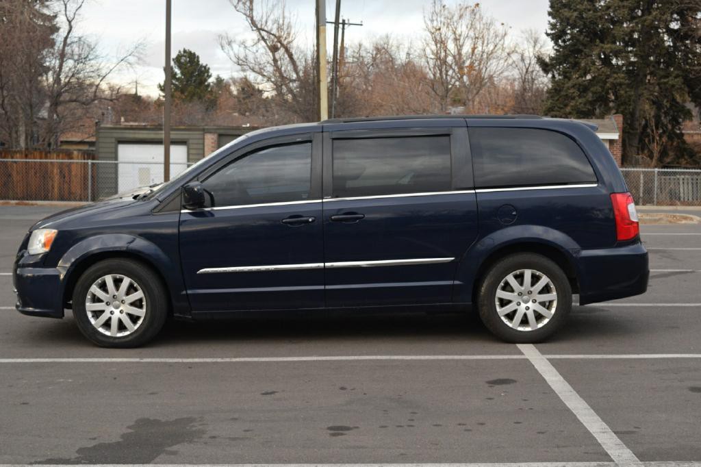2013 Chrysler Town & Country Image 3