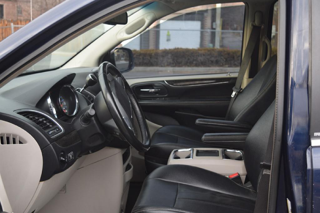 2013 Chrysler Town & Country Image 4