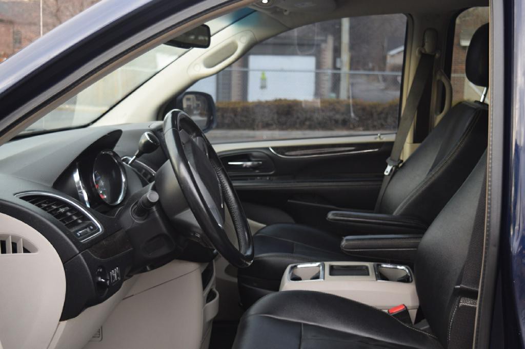 2013 Chrysler Town & Country Image 5