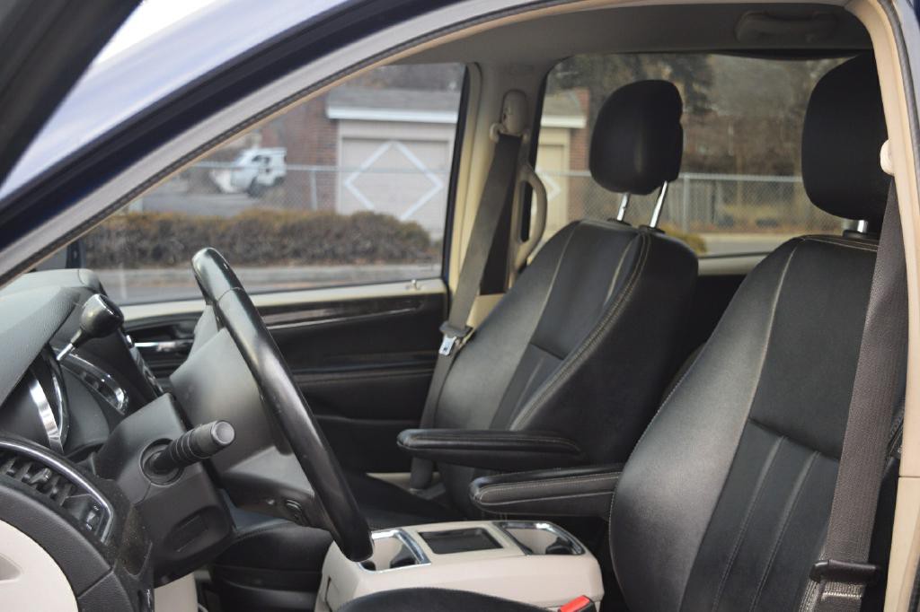 2013 Chrysler Town & Country Image 6