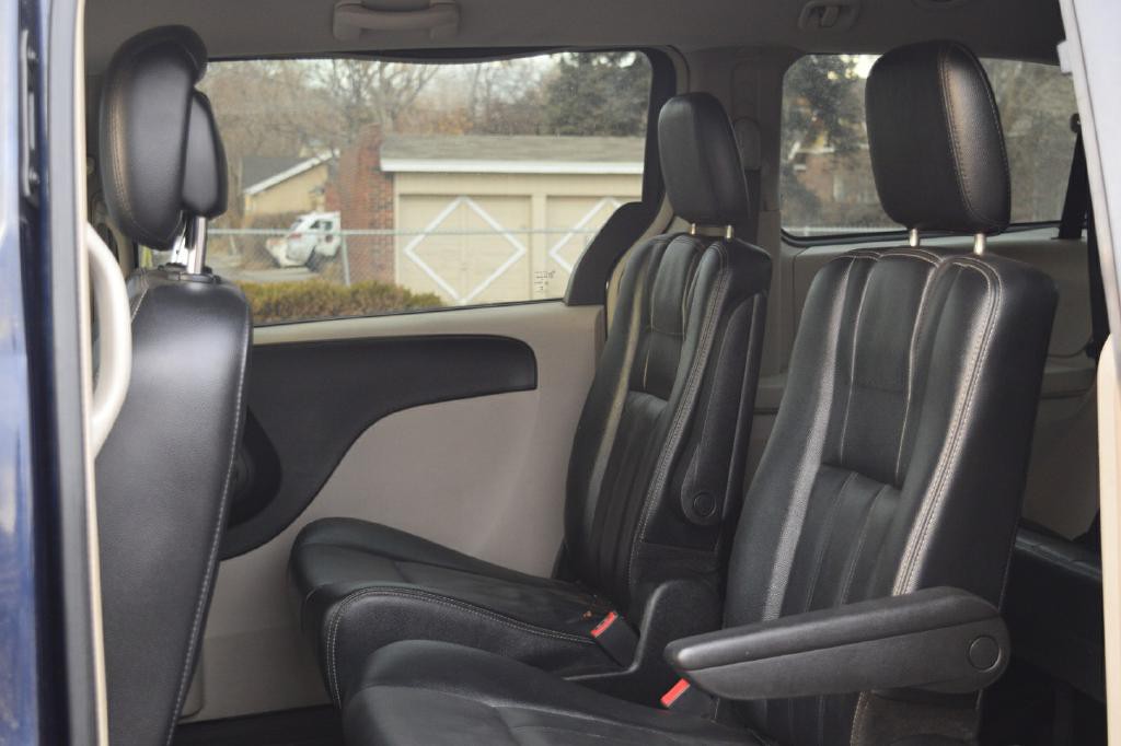2013 Chrysler Town & Country Image 7